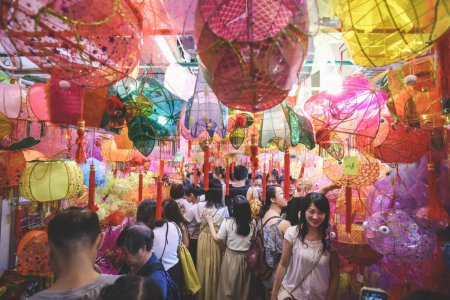 Foto de Mercado local para comprar faroles chinos tradicionales. Mercado de Tai Kiu 23 sept 2023 - Imagen libre de derechos