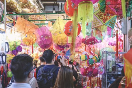 Téléchargez les photos : Marché local pour acheter des lanternes chinoises traditionnelles. Marché de Tai Kiu 23 septembre 2023 - en image libre de droit