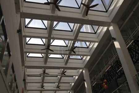 Téléchargez les photos : Toiture en verre moderne, plafond à l'intérieur du centre commercial - en image libre de droit