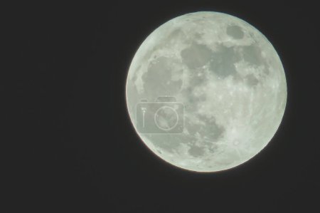 Foto de La luna llena en la noche oscura - Imagen libre de derechos