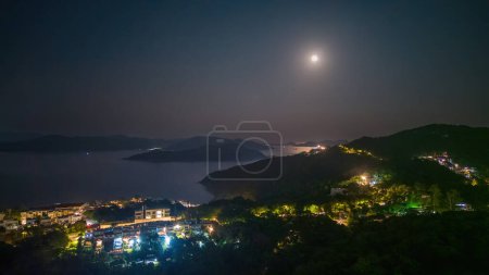 Téléchargez les photos : Lune au-dessus de la plage de Silverstrand hong kong 30 sept 2021 - en image libre de droit
