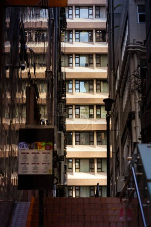 Foto de Edificios de apartamentos abarrotados en Jordania Hong Kong. 30 de septiembre de 2023 - Imagen libre de derechos