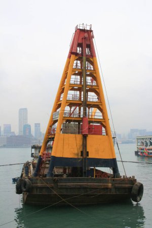 Foto de El barco, la grúa flotante en funcionamiento 31 ene 2015 - Imagen libre de derechos