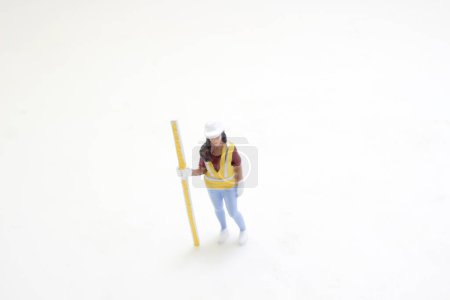 Téléchargez les photos : Une figure d'arpenteur sur le chantier de construction - en image libre de droit