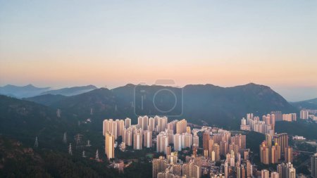 Foto de Foto de Oct 26 2023 East of Kowloon en Twilight, Hong Kong - Imagen libre de derechos