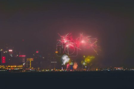 Téléchargez les photos : Feux d'artifice à Hong Kong nouvel an - en image libre de droit