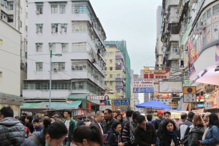 Foto de Apliu Street es una calle en el Sham Shui Po Feb 19 2015 - Imagen libre de derechos