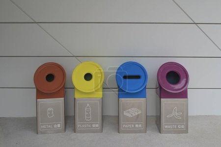 Foto de El conjunto de la papelera de reciclaje colorido Feb 19 2015 - Imagen libre de derechos