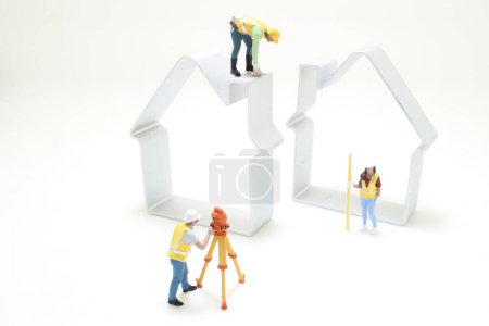 Téléchargez les photos : Arpenteur-géomètre sur chantier avec figure - en image libre de droit