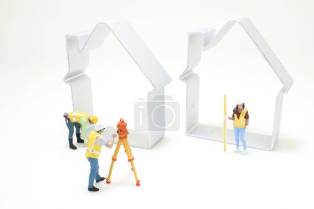 Téléchargez les photos : Arpenteur-géomètre sur chantier avec figure - en image libre de droit