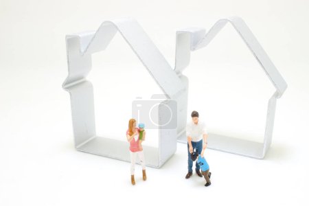Téléchargez les photos : Une mini maison avec une famille heureuse - en image libre de droit