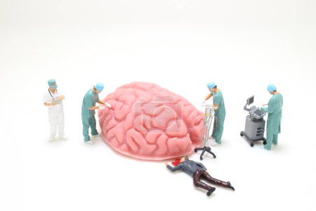 Foto de Equipo de cirujanos que realizan cirugía cerebral - Imagen libre de derechos