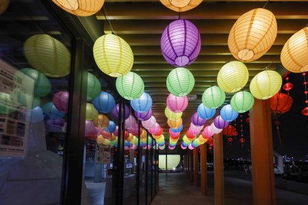 Téléchargez les photos : 4 oct. 2023 - Hong Kong : lanternes en papier dans le couloir, fête de la mi-automne - en image libre de droit