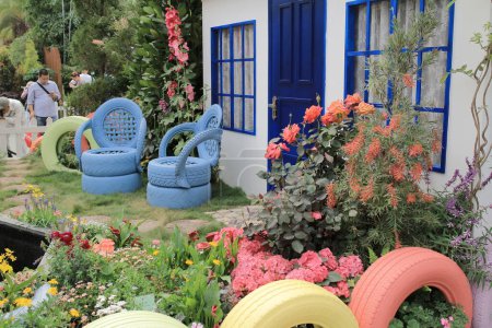 Téléchargez les photos : Un paysage de jardin au salon des fleurs - en image libre de droit