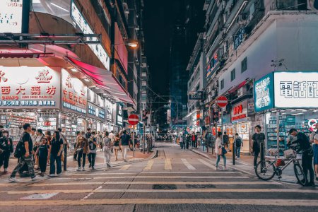 Téléchargez les photos : Mong Kok. Nuit Hong Kong paysage urbain avec des annonces au néon, rue Nov 10 2023 - en image libre de droit