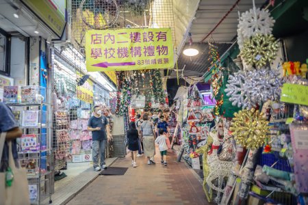Téléchargez les photos : Marché de nuit Toy Street à Sham Shui Po, Hong Kong - en image libre de droit