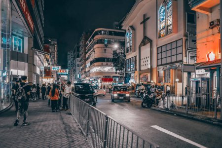 Téléchargez les photos : Prince Edward Road dans la nuit à Hong Kong. 10 nov. 2023 - en image libre de droit