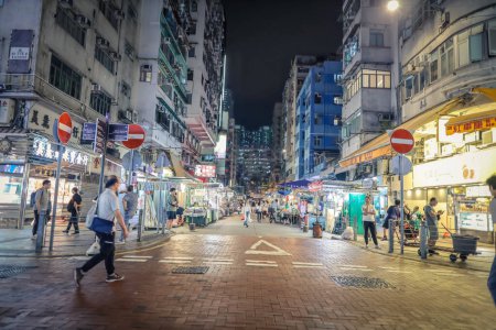 Foto de Sham Shui Po mercado callejero en la noche, Hong Kong, China Nov 10 2023 - Imagen libre de derechos