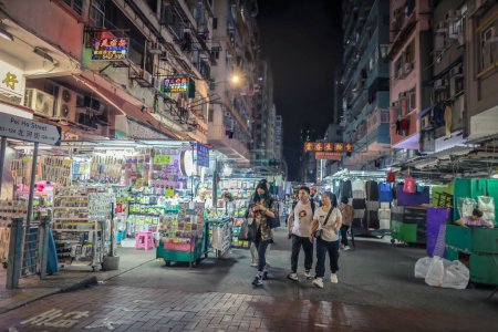 Téléchargez les photos : Sham Shui Po street market la nuit, Hong Kong, Chine 10 nov. 2023 - en image libre de droit