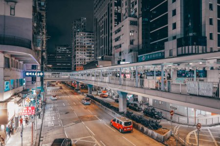 Téléchargez les photos : Une passerelle au-dessus de la route Mong Kok 10 nov. 2023 - en image libre de droit