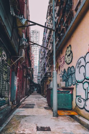 Téléchargez les photos : 29 oct. 2023 - Hong Kong : rue avec paysage urbain et plein de bâtiments résidentiels - en image libre de droit