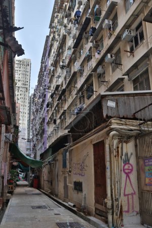 Foto de Oct 29 2023 - Hong Kong: calle con paisaje urbano y llena de edificios residenciales - Imagen libre de derechos