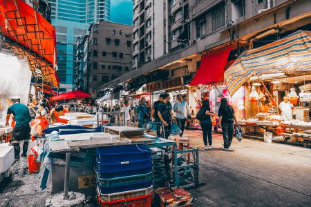 Foto de Oct 29 2023 Hong Kong: Mercado húmedo vibrante de Mong Kok - Imagen libre de derechos