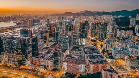 Foto de Nov 18 2023 Hong Kong: la puesta de sol sobre Hong Kong Kwun Tong - Imagen libre de derechos