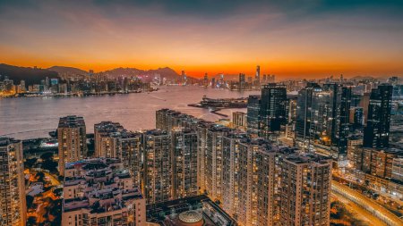 Téléchargez les photos : 18 nov. 2023 - Hong Kong : le coucher du soleil sur Hong Kong Kwun Tong - en image libre de droit