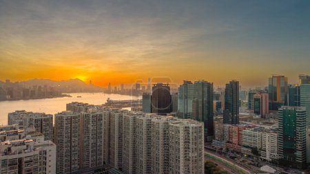 Téléchargez les photos : 16 nov. 2023 - Hong Kong : groupe d'immeubles résidentiels Laguna Plaza au coucher du soleil - en image libre de droit