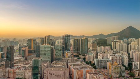 Téléchargez les photos : 18 nov. 2023 - Hong Kong : le coucher du soleil sur Hong Kong Kwun Tong - en image libre de droit