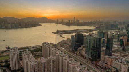 Téléchargez les photos : 18 nov. 2023 - Hong Kong : paysage urbain du coucher du soleil de Kwun Tong, Hong Kong - en image libre de droit
