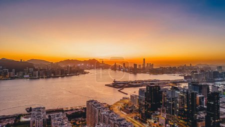 Téléchargez les photos : 18 nov. 2023 - Hong Kong : paysage urbain du coucher du soleil de Kwun Tong, Hong Kong - en image libre de droit
