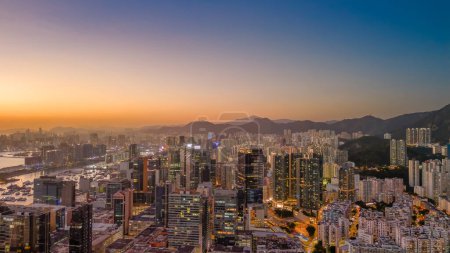 Foto de Nov 18 2023 Hong Kong: la puesta de sol sobre Hong Kong Kwun Tong - Imagen libre de derechos