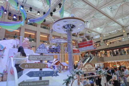 Téléchargez les photos : 2 déc. 2023 - Hong Kong : Décorations de Noël dans le centre commercial Landmark - en image libre de droit