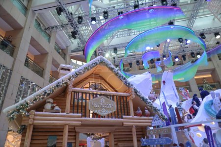 Foto de Dic 2, 2023 - Hong Kong: Adornos navideños en el centro comercial Landmark - Imagen libre de derechos