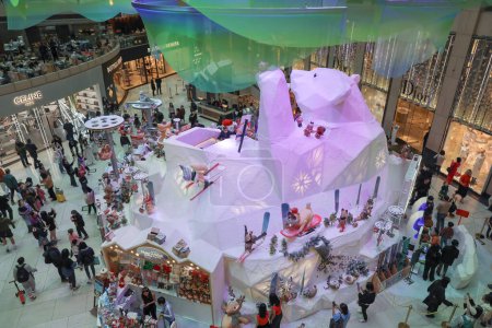 Foto de Dic 2, 2023 - Hong Kong: Adornos navideños en el centro comercial Landmark - Imagen libre de derechos