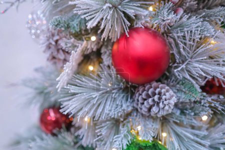 Foto de Árbol de Navidad decorado, fondo de invierno - Imagen libre de derechos
