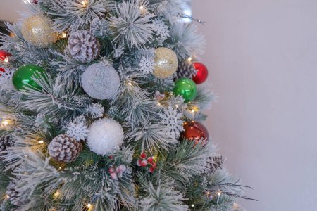 Téléchargez les photos : Arbre de Noël décoré, fond d'hiver - en image libre de droit