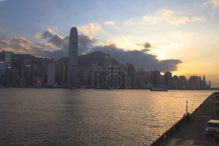 Foto de Hong Kong - 08 / 12 / 2023: Vista panorámica del paisaje urbano moderno bajo el cielo nublado al atardecer - Imagen libre de derechos