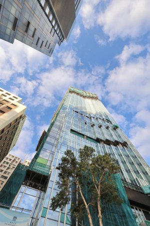 Foto de Hong Kong Dic 08 2023 Edificio urbano de rascacielos y oficinas en la ciudad con cielo azul. - Imagen libre de derechos