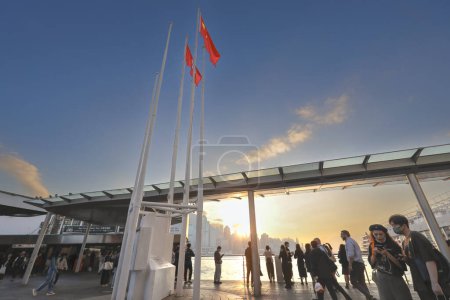 Foto de Hong Kong 08 dic 2023 vista de los cinco postes de la bandera y el muelle del ferry de Tsim Sha Tsui - Imagen libre de derechos
