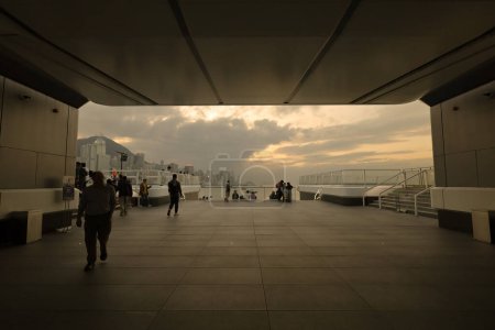 Téléchargez les photos : Hong Kong Dec 08 2023 Soirée lumineuse avec un groupe de personnes dans une ville. - en image libre de droit