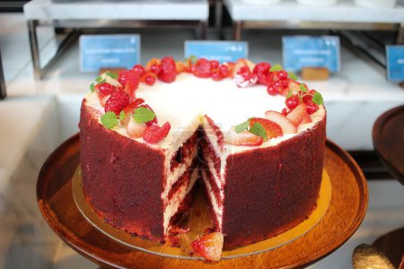 Foto de Delicioso pastel de cumpleaños de fresa con fruta fresca Topping - Imagen libre de derechos