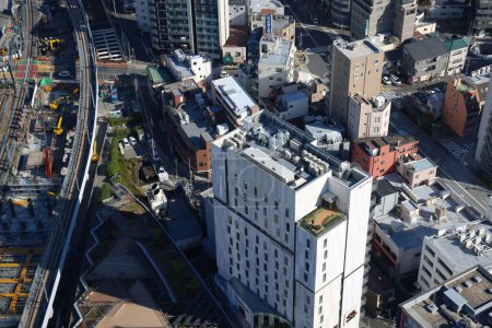 Téléchargez les photos : Ville animée avec des gratte-ciel et une rue bondée du centre-ville. 30 novembre 2023 - en image libre de droit