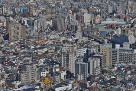 Foto de Bulliciosa ciudad con rascacielos y una concurrida calle del centro. Nov 30 2023 - Imagen libre de derechos