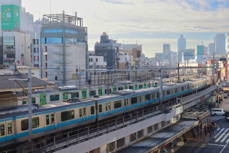 Téléchargez les photos : Tokyo Japon, Ueno Paysage urbain avec trains Nov 30 2023 - en image libre de droit