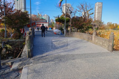 Téléchargez les photos : Le temple benten do dans le parc ueno 30 Nov 2023 - en image libre de droit