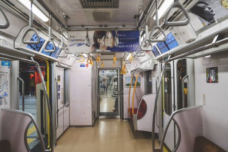 Téléchargez les photos : Tokyo Japon, un intérieur de véhicule dans un train de métro. 30 novembre 2023 - en image libre de droit