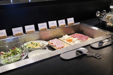 Téléchargez les photos : Délicieuse tartinade au buffet : une fête de la cuisine rafraîchissante et appétissante 30 nov.2023 - en image libre de droit